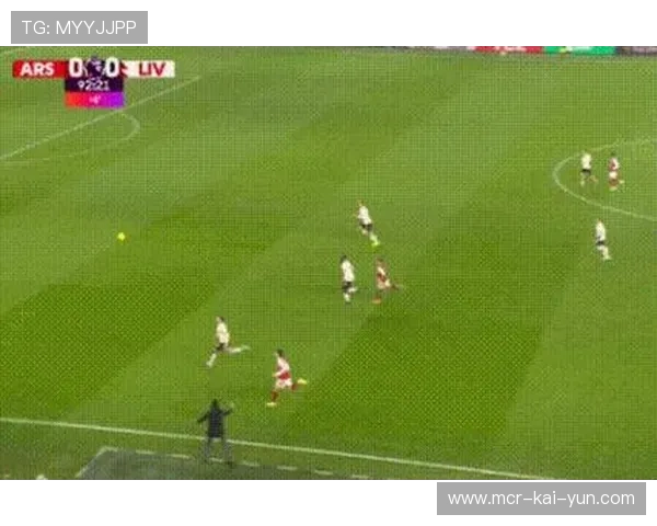 马丁内利从界外拿球扔向躺地布拉德利瞬间