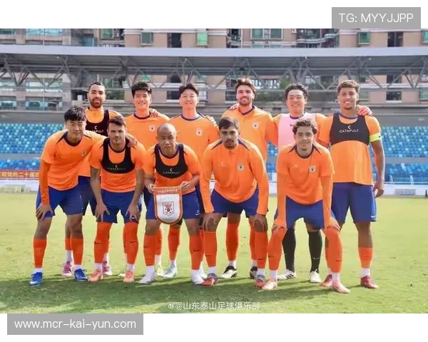 阿尔瓦罗济南体检：葡萄牙中卫落地北京即披橙色围巾，球迷机场热情迎接